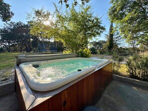 Outdoor spa tub - Tepoztlán Escape with Jacuzzi, Fireplace & Games (San Miguel Cañadas)