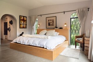 4 bedrooms, desk, WiFi