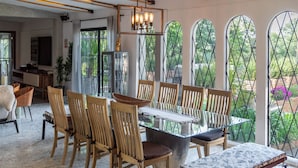 A spacious dining area with a high ceiling, wooden beams, and a large table surrounded by chairs. - Tepoztlán Escape with Jacuzzi, Fireplace & Games (San Miguel Cañadas)