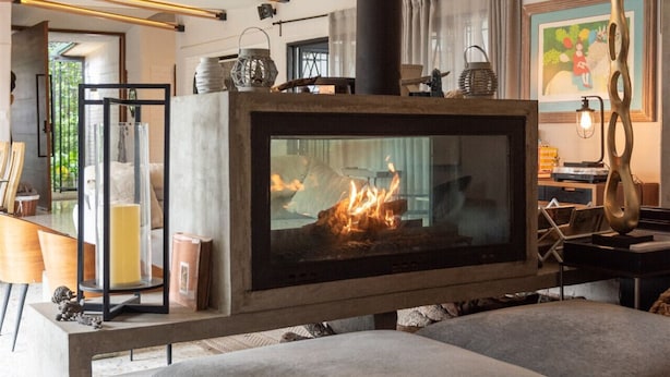 A modern living room with a large flat-screen TV, a fireplace, and a cozy seating area. - Tepoztlán Escape with Jacuzzi, Fireplace & Games (San Miguel Cañadas)