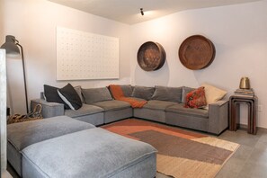 Una televisión, una chimenea, una mesa de tenis de mesa
