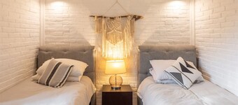 Secluded Rustic Chic Nature Haven, Jacuzzi & Family Fun