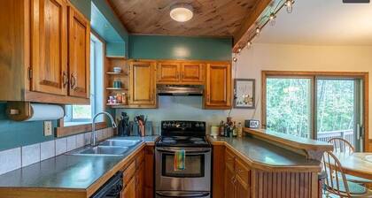 Family-friendly 3-bedroom house with lake views