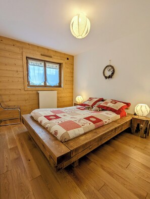 3 slaapkamers, een strijkplank/strijkijzer, wifi, beddengoed