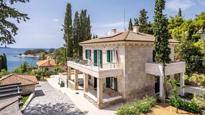 A two-story stone house with a balcony, a terrace, and a view of the sea. - Villa Garden Heights by MyWaycation (Hvar)