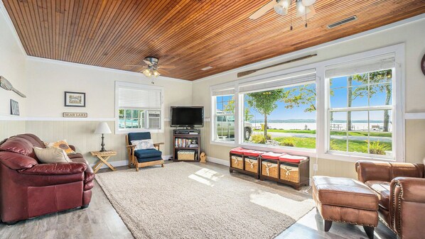 Fernseher, DVD-Player, Bücher