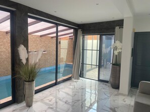 المنشأة من الداخل