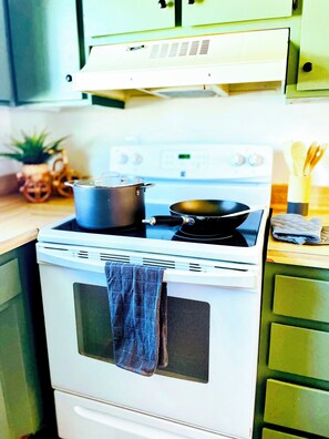 Fridge, microwave, oven, stovetop - Charming 3-bedroom cabin in with AC, spa, game room, firepit & EV charger  (Old Station)