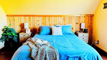 3 bedrooms, desk, iron/ironing board, travel crib