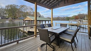 Outdoor dining - The Nest, 2 Houses Next Door on Lake Norman (Sherrills Ford)