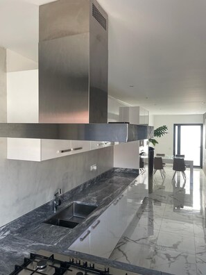 Private kitchen - Beach house with indoor pool, 1 minute from the beach (Calhau)