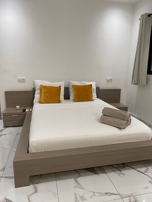 2 bedrooms, iron/ironing board, WiFi, bed sheets - Beach house with indoor pool, 1 minute from the beach (Calhau)