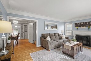 Smart TV, fireplace - Family Friendly Home in Great Location (Minneapolis)