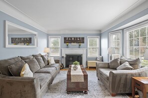 Smart TV, fireplace - Family Friendly Home in Great Location (Minneapolis)