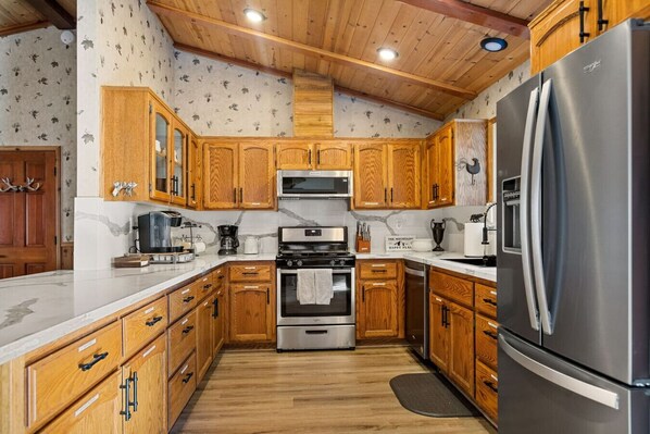 Een koelkast, een microgolfoven, een oven, een kookplaat