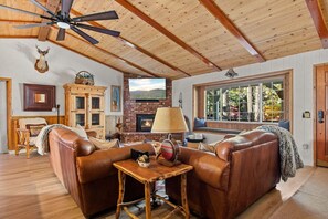 Tv, eldstad, tv-spel och ett bordtennisbord