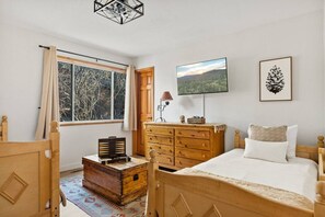 4 bedrooms, desk, iron/ironing board, WiFi