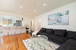 Smart TV, libros, biblioteca musical y estéreo 