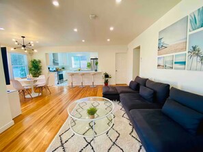 Smart TV, libros, biblioteca musical y estéreo 