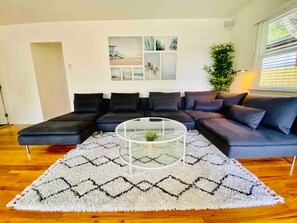 TV connectée, livres, médiathèque, chaîne hi-fi