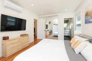 3 habitaciones, escritorio y tabla de planchar con plancha 