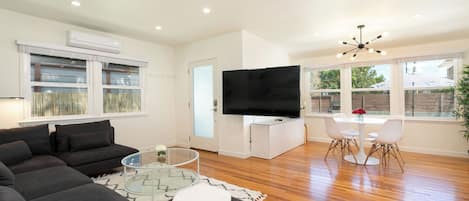 Smart-TV, bøker, musikkbibliotek og stereoanlegg