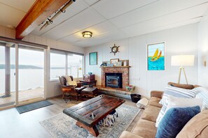 Peis, bøker og stereoanlegg