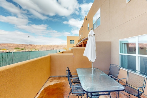 Spacious townhouse with shared heated pool, tennis courts, & balcony views