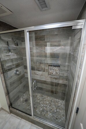 Douche, séchoir à cheveux, serviettes fournies, savon