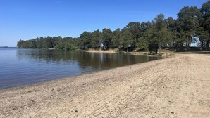 A sandy beach with a calm lake, surrounded by dense trees and a clear blue sky. - OWN HOUSE, CLOSE TO WORK ESKILSTUNA STRÄNGNÄS, 1H STOCKHOLM, PARKING, WIFI, LAUNDRY (Södermanlands län)