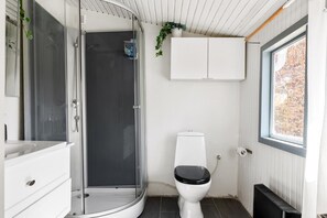 Secadora de cabello, toallas, jabón, papel de baño