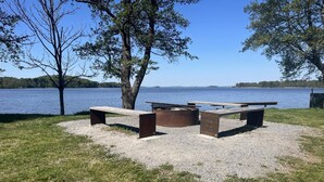 A lakeside picnic area with benches and a fire pit. - OWN HOUSE, CLOSE TO WORK ESKILSTUNA STRÄNGNÄS, 1H STOCKHOLM, PARKING, WIFI, LAUNDRY (Södermanlands län)