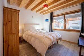 3 dormitorios y tabla de planchar con plancha