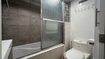 吹风机、毛巾、肥皂、卫生纸