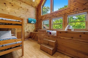 7 habitaciones, escritorio y tabla de planchar con plancha