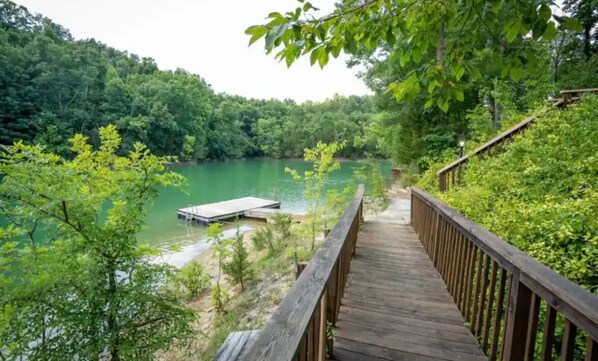 Property grounds - ❤️ Stunning 5 Acre Lake Cabin, Community Pool - Easy Drive ❤️ (Sevierville)