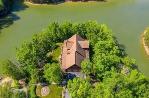 Exterior - ❤️ Stunning 5 Acre Lake Cabin, Community Pool - Easy Drive ❤️ (Sevierville)