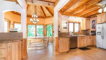 Kylskåp, mikrovågsugn, ugn och spishäll