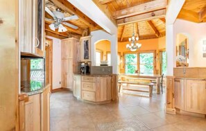 Interior - ❤️ Stunning 5 Acre Lake Cabin, Community Pool - Easy Drive ❤️ (Sevierville)