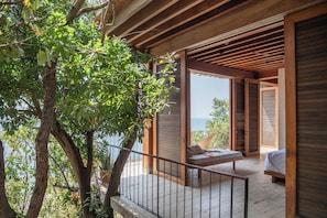A wooden deck with a bed and a bench, overlooking a body of water. - La Valise Mazunte, Member of Small Luxury Hotels (Santa María Tonameca)