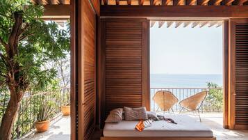 Ropa de cama de alta calidad y caja de seguridad en la habitación