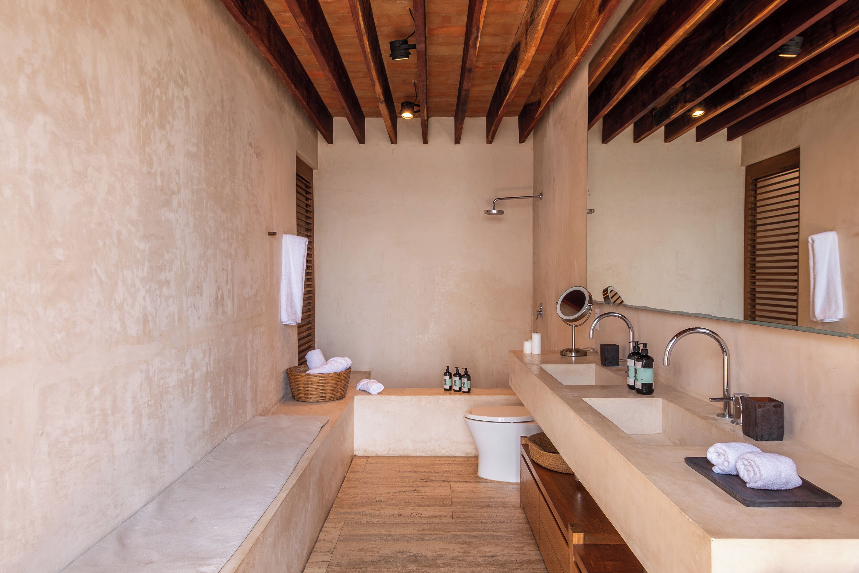 Un baño moderno con bañera, inodoro y tocador.