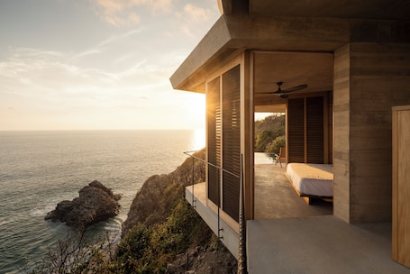 Ropa de cama de alta calidad y caja de seguridad en la habitación . La Valise Mazunte, Member of Small Luxury Hotels