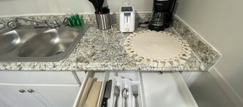 Cozy studio cabin with fishing and pools in walking distance!