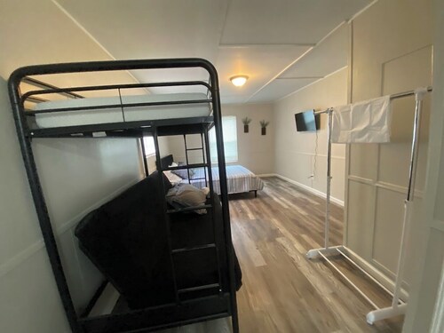 Cozy studio cabin with fishing and pools in walking distance!