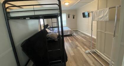 Cozy studio cabin with fishing and pools in walking distance!