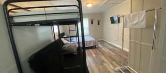 Cozy studio cabin with fishing and pools in walking distance!