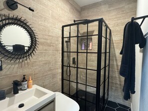 Douche, séchoir à cheveux, serviettes fournies, savon