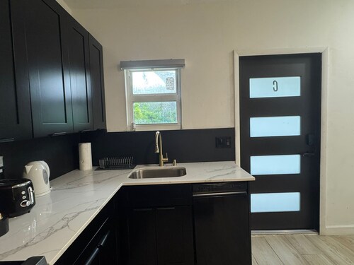 5-Star 1BD Guest Suite • Private Kitchen & Comfort