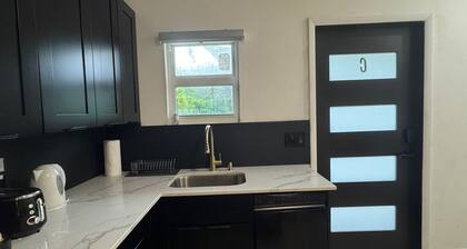 5-Star 1BD Guest Suite • Private Kitchen & Comfort